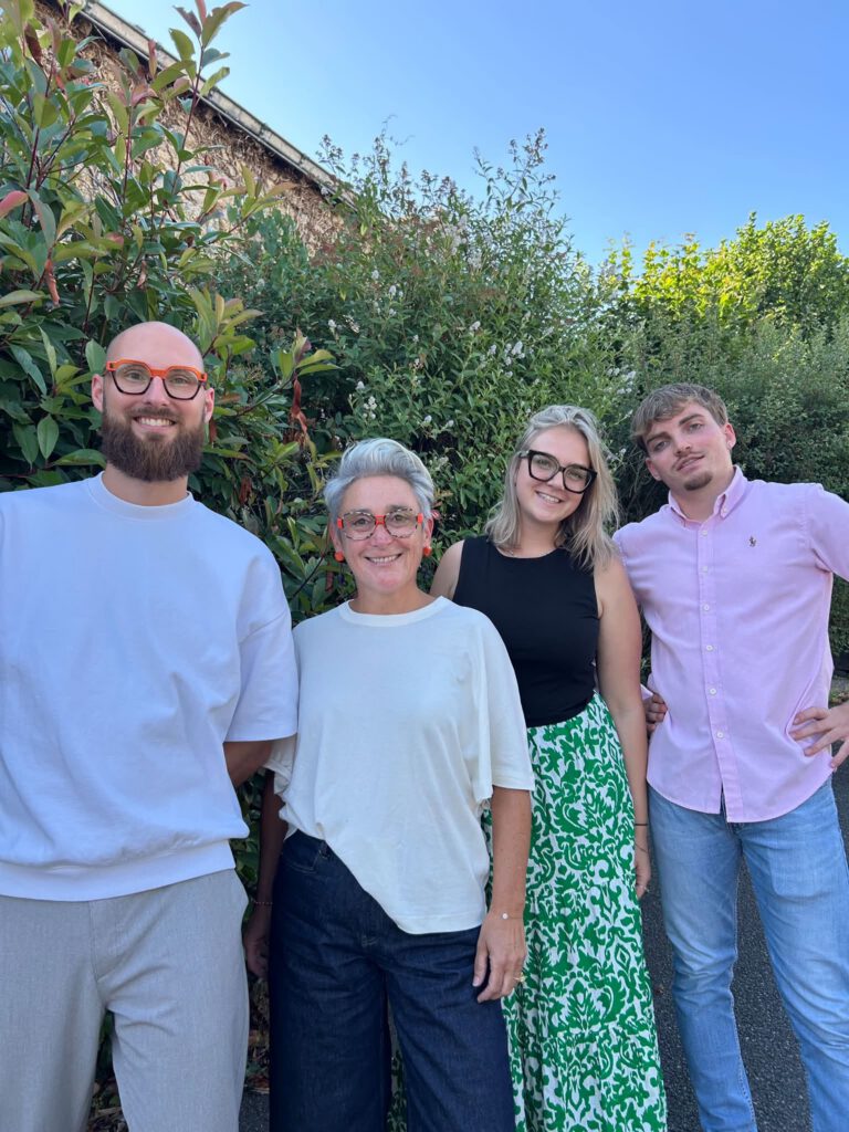 Kevin, Karine, Elyn et Raphaël, l'équipe d'opticiens qualifiés et passionnés du magasin Optiquestembert.